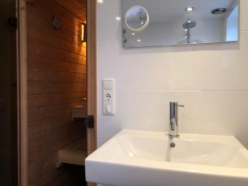 badkamer-met-wastafel-en-sauna-en-douches-familiehuis-roodkapje
